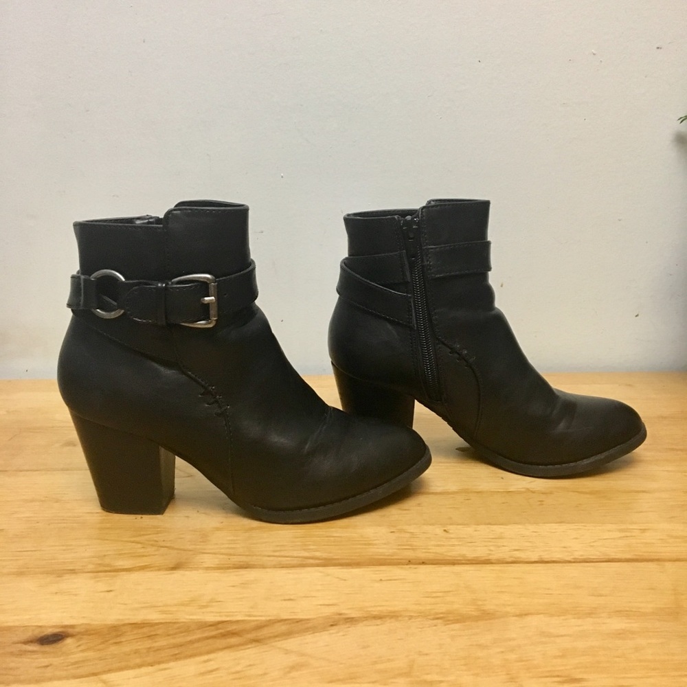Bass ankle heel boot